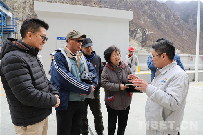 图为藏木水电站人员为协会会员解释鱼道情况摄影：王茜