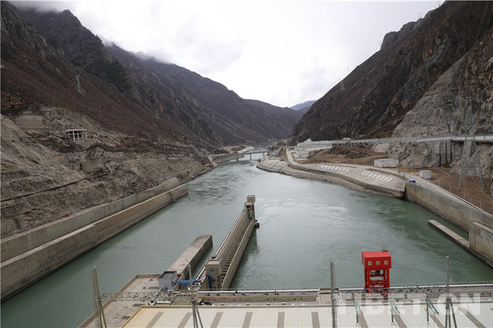 图为站在藏木水电站大坝上远眺雅江摄影：王茜