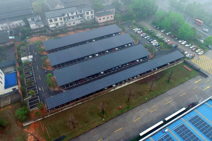 图为常德纺织机械有限公司屋顶+车棚2兆瓦光伏项目建成并网送电