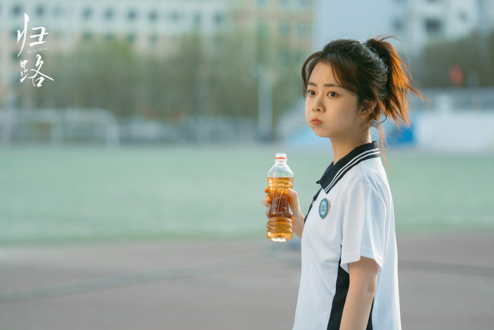 虽然已经30+，但谭松韵在《归路》中出演归晓的高中阶段时毫无违和感。  受访者供图