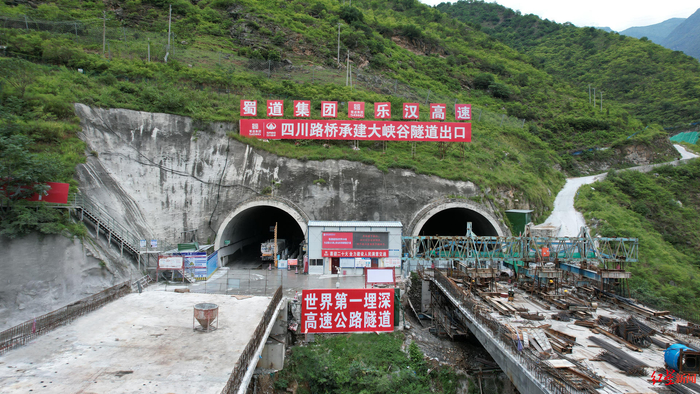 ↑大峡谷隧道施工现场