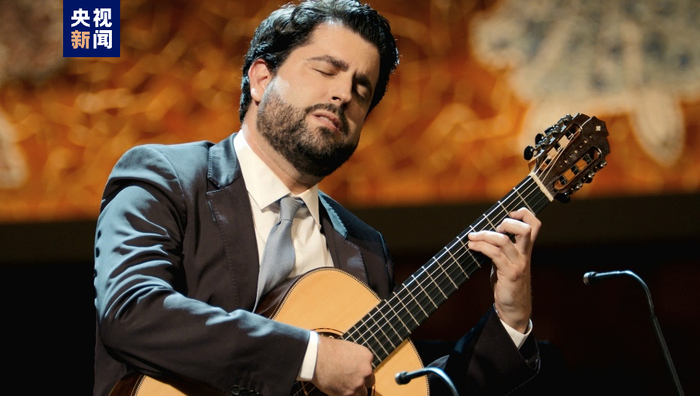 　　△西班牙吉他演奏家拉斐尔·阿吉雷演奏《浏阳河》
