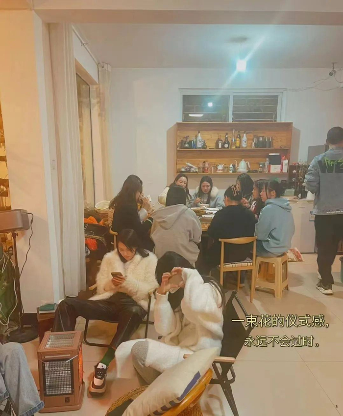 △ 民宿经营者们和客人一起吃饭 图片由受访者提供