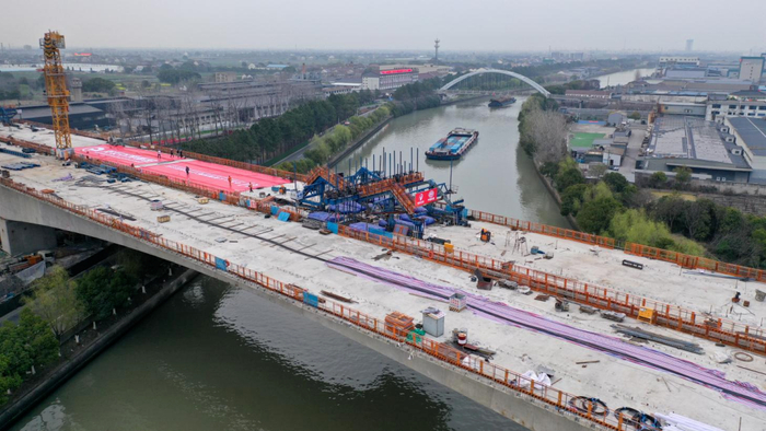 湖杭高速公路最大跨度连续梁合龙