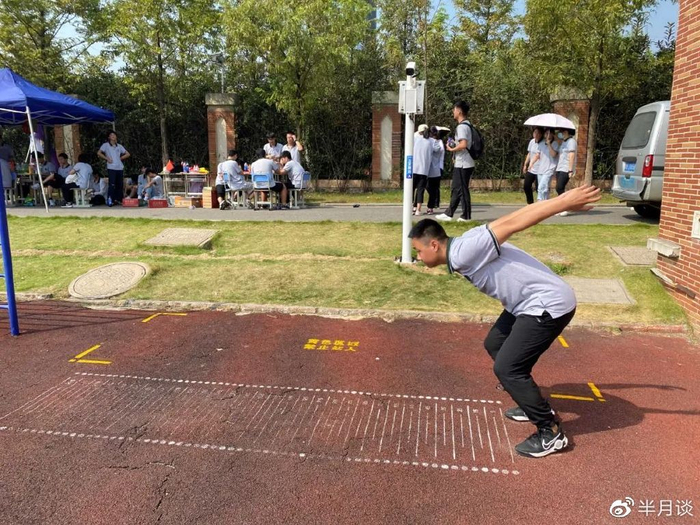 智慧操场设备可实时检测学生跳远数据