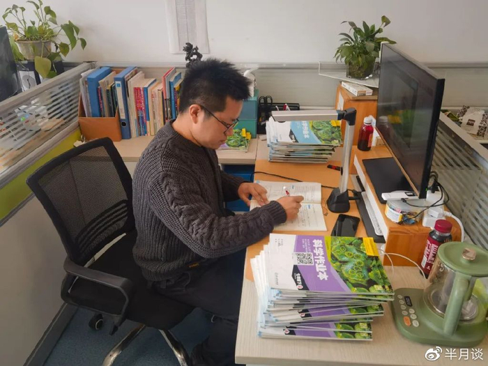 老师在高清拍摄仪下批改作业，作业会实时上传到系统进行分析 殷晓圣 摄