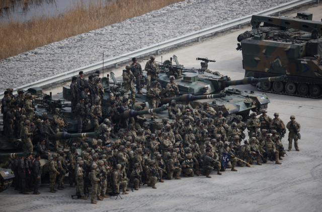 当地时间2023年3月22日，韩国抱川，韩美军队继续举行代号为“自由护盾”的大规模联合军事演习。图源：澎湃影像