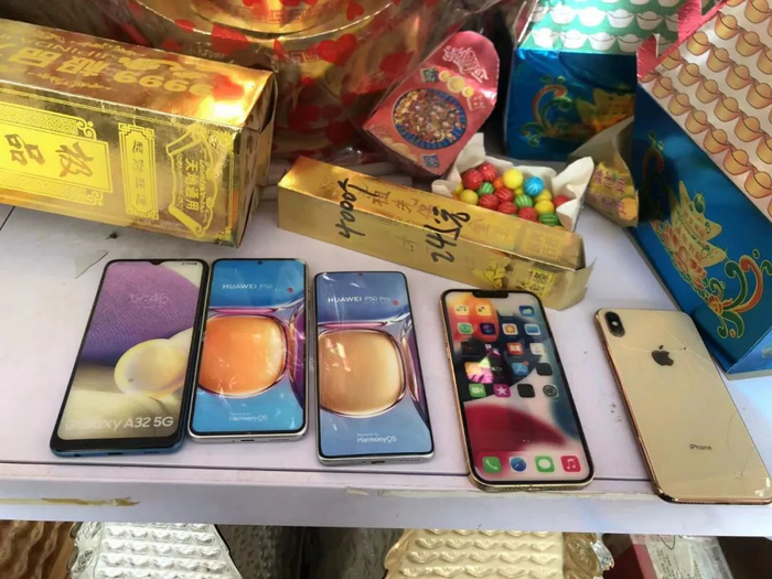 店内的“新”款手机。拍摄：徐德痕