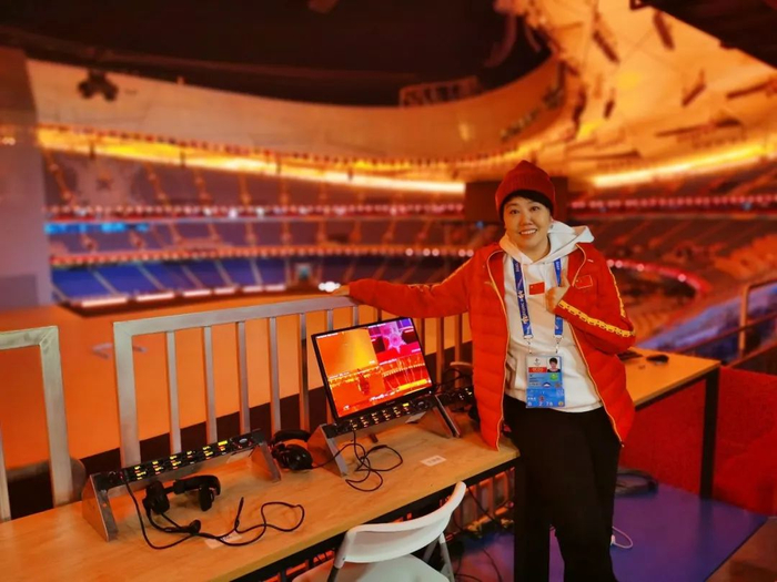 △开幕式直播结束后，于蕾与鸟巢合影。