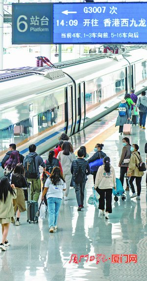 　　昨天下午，G3007次列车即将从厦门出发前往香港西九龙。（本报记者 林铭鸿 摄）