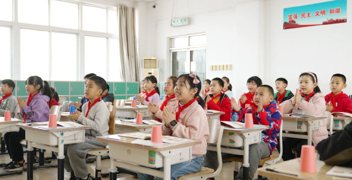 《玩转节奏》课上，孩子们跟着线上老师快乐打节拍