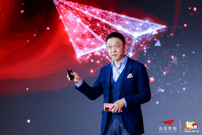 　　上海真爱梦想公益基金会副理事长吴冲
