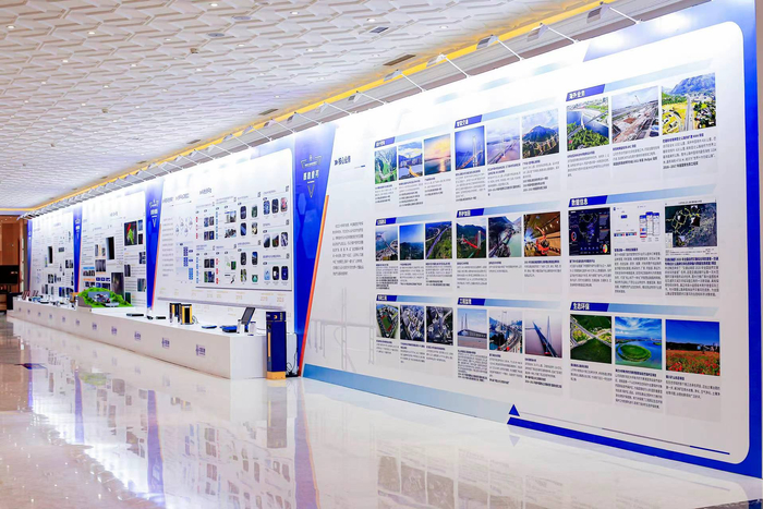 峰会科技成果展示区。中咨供图