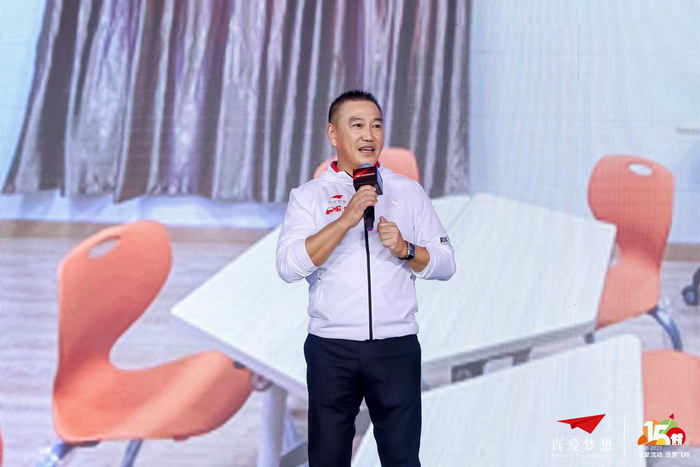 　　上海真爱梦想公益发展中心理事长周志毅