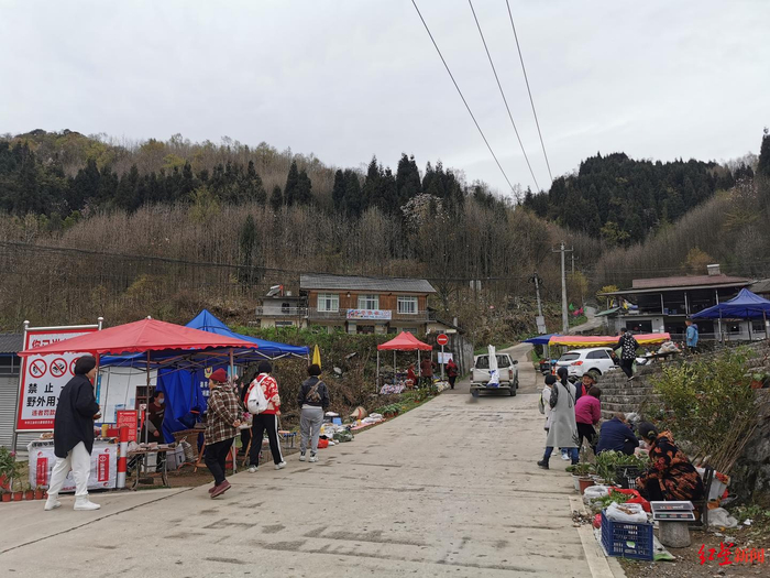 ↑当地群众摆摊卖土特产，现场环境干净整洁