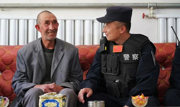图为陈畅走访辖区群众。