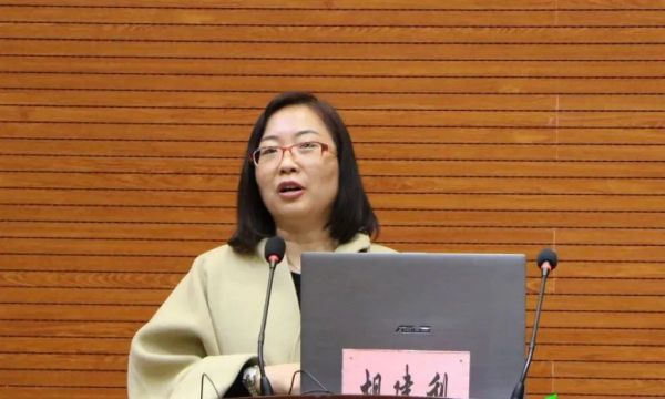 　　胡建利为全体师生讲解布瑞克农业数据智能终端使用方式