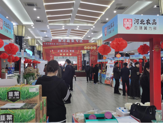 图为在北京新发地国际会展中心设立的衡水、沧州蔬菜专区。 张淑梅摄
