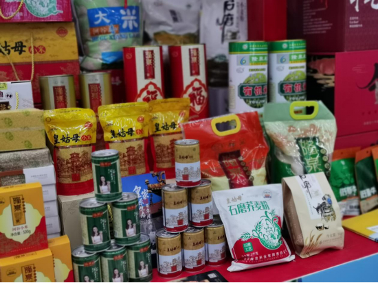 图为在北京新发地国际会展中心设立的承德市专区。 张淑梅摄