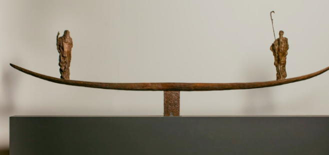 图：吴为山雕塑作品《超越时空的对话——达·芬奇与齐白石》