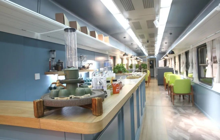 利用捐赠的退役客车改造建设列车餐厅。