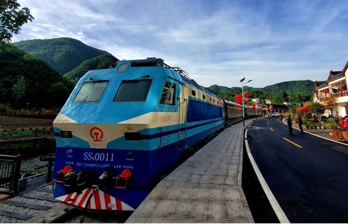 铁路捐赠的退役火车头、客车等。