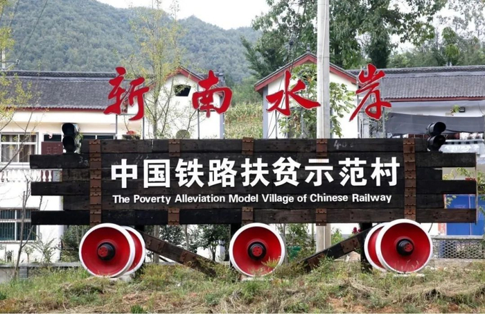 捐赠退役轮饼打造的铁路元素景观小品。