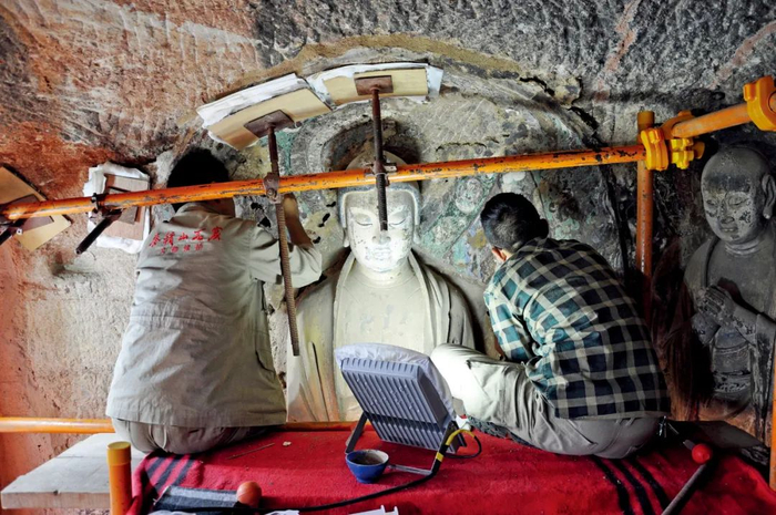 　2016年，麦积山石窟第90窟壁画的修复现场。供图/麦积山石窟艺术研究所