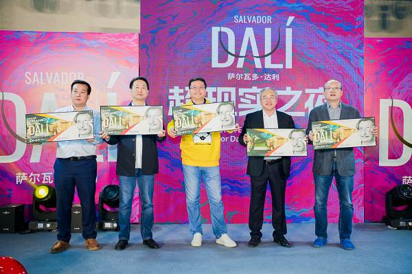 （嘉宾向现场观众展示样票）