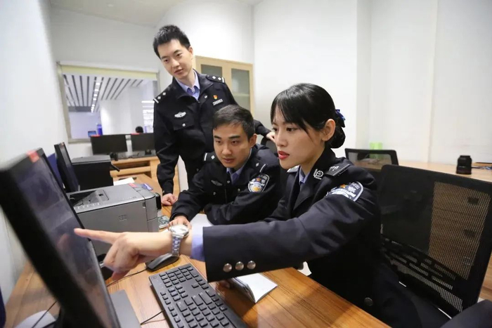 图为于歌（右一）与同事分析案情。