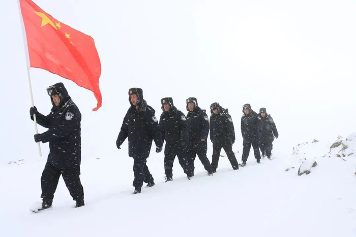 图为王微（左三）与同事们在大雪中执行边境巡逻任务。