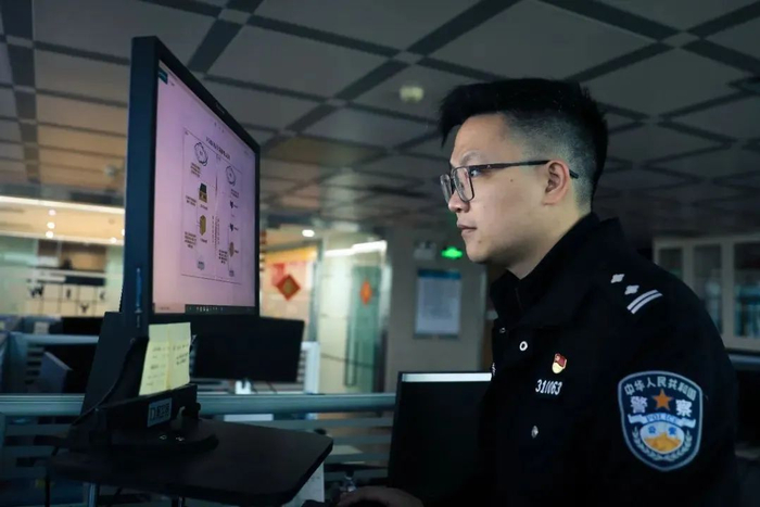 图为欧阳轩乾在深夜开展技术分析。