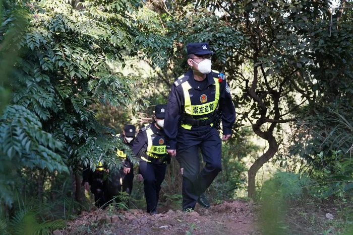 图为黄日带领队员在中越1171号界碑附近巡逻踏查。