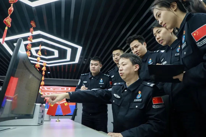 图为陈静波与同事们进行业务研讨。