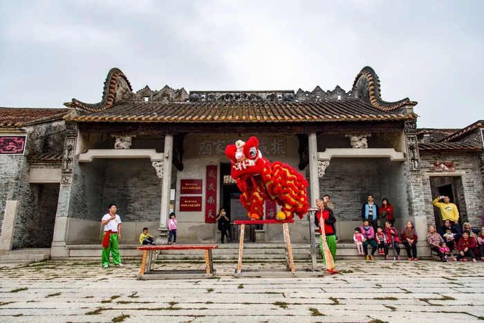 三水大旗头古村，村民在舞狮。劳建勇/摄