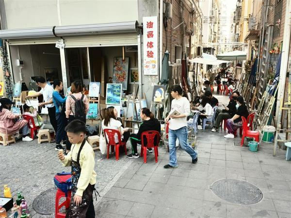 遍布大芬村的油画体验摊位。郑子愚摄