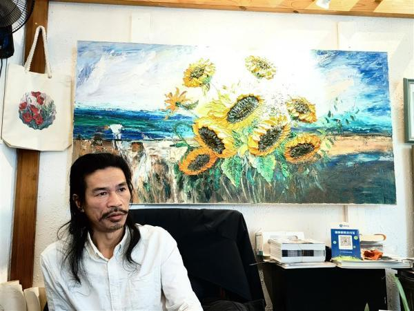 周永久和他的向日葵。郑子愚摄