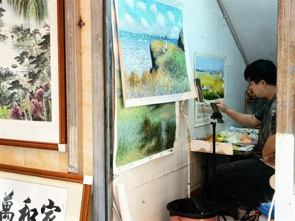 大芬村画工。郑子愚摄