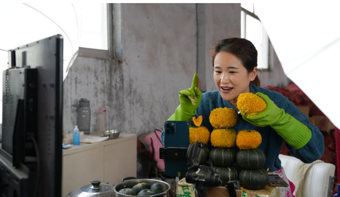 女主播在直播间里向消费者展示贝贝南瓜。（薛童/摄）