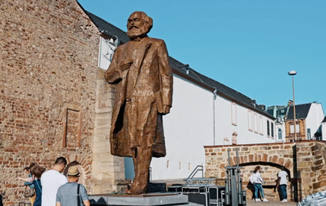 图：吴为山雕塑作品《伟大的行者·马克思》