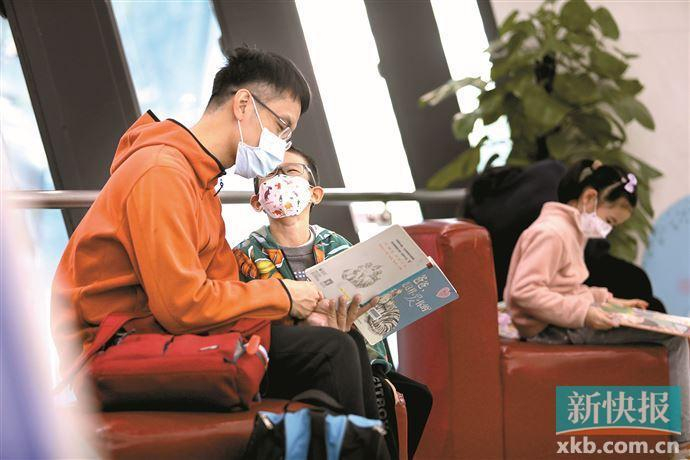■父子俩在广州图书馆享受阅读时光。