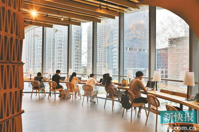 ■广州购书中心番禺店为读者提供了一个舒适、安静的阅读环境。