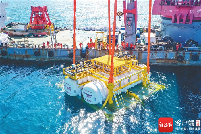 　3月31日，海底数据中心首舱在陵水海域下水。海南日报记者 王程龙 摄