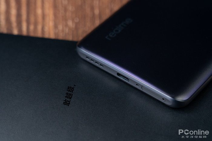 （底部扬声器、卡托和充电接口细节图）