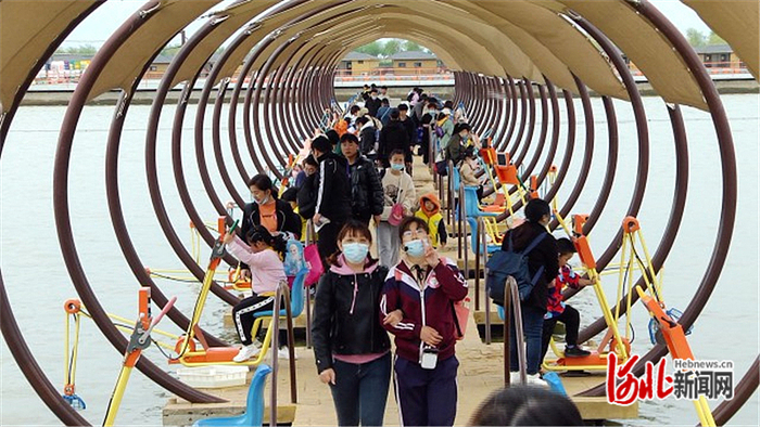 多玛乐园研发的欢乐捕鱼机——游客可以通过视频观察水下的鱼并体验捕鱼乐趣。（资料图片）