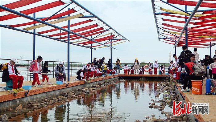 孩子们在多玛乐园体验“欢乐肉球蟹”，开心地钓螃蟹。（资料图片）