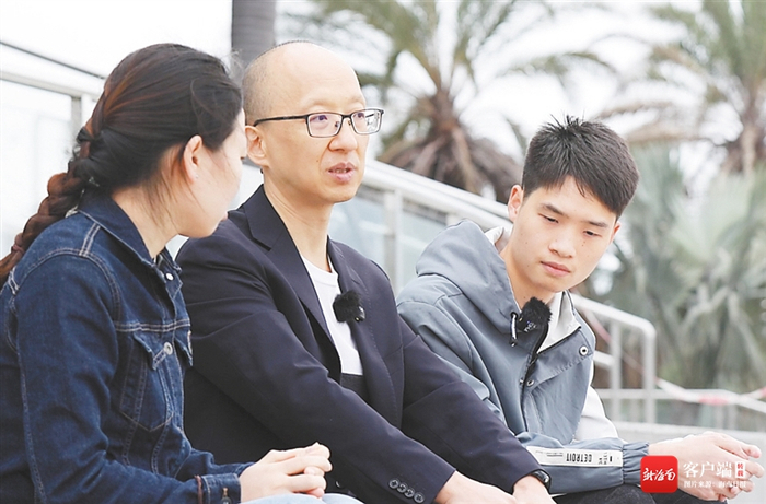 　段玉聪（左二）和学生交流。受访者供图