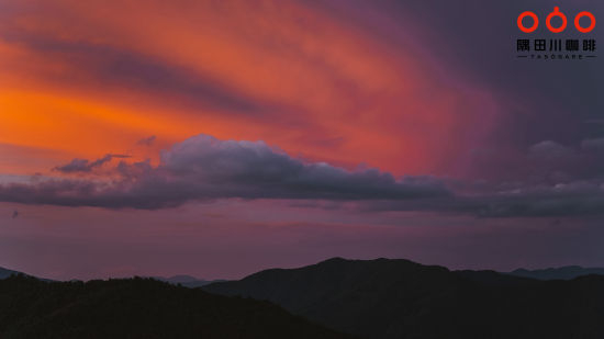 　　普洱清晨的第一缕霞光