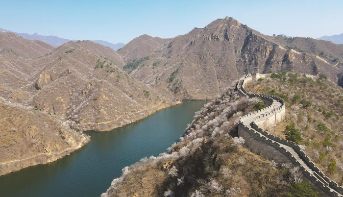     ▲3月29日拍摄的黄花城水长城春色（无人机照片）。    新华社记者 陈钟昊 摄        