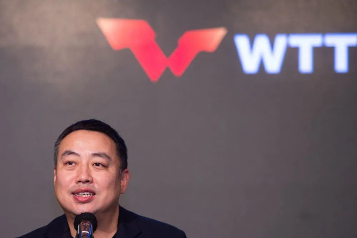 2020年11月24日，刘国梁在WTT中国澳门国际乒乓球赛举行抽签仪式及新闻发布会上回答媒体提问。新华社记者 张金加 摄